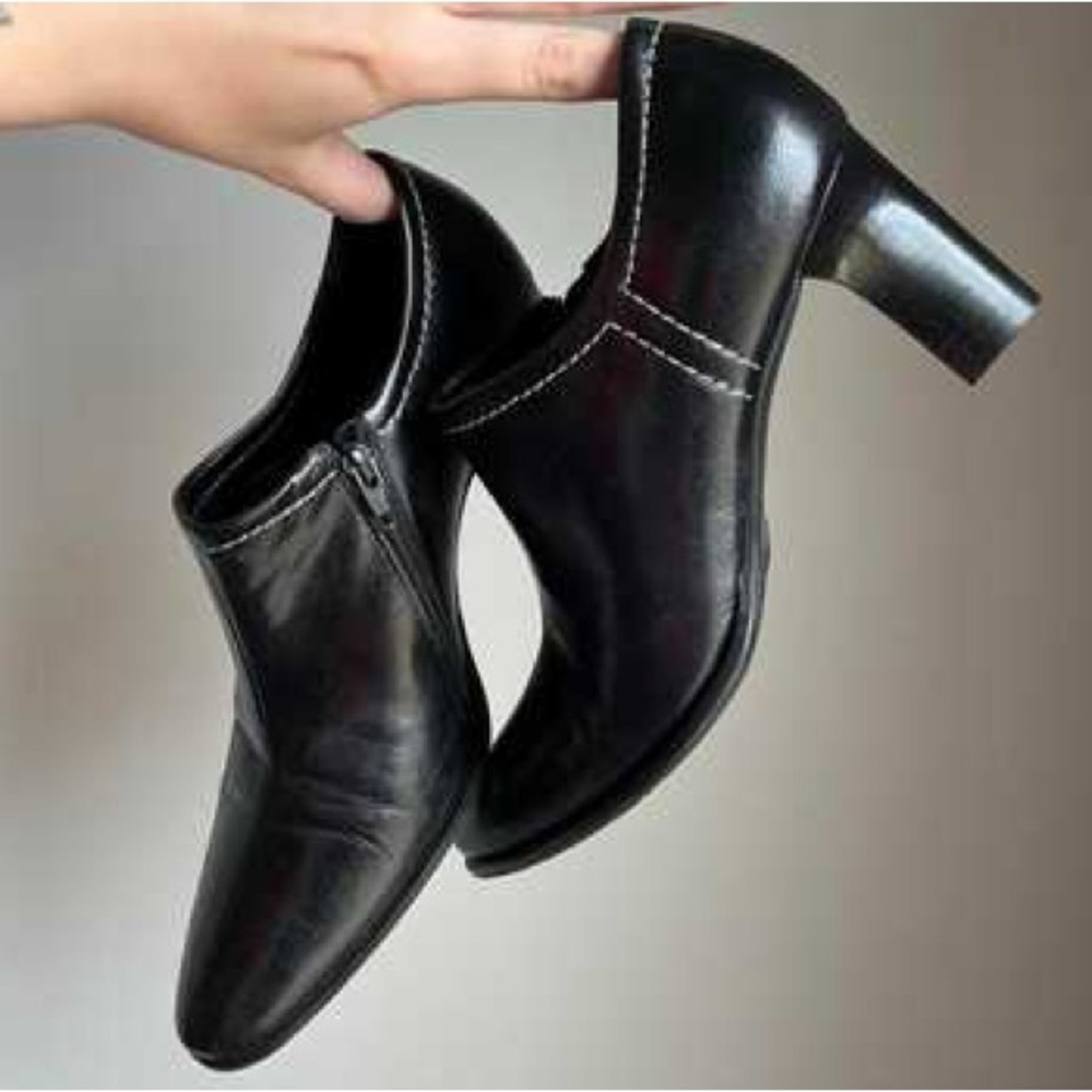 Franco Sarto Sheila black leather Pointed Toe Zippered ankle booties